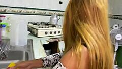 Hijastro atrapado viendo a madrastra estirarse para clase de yoga